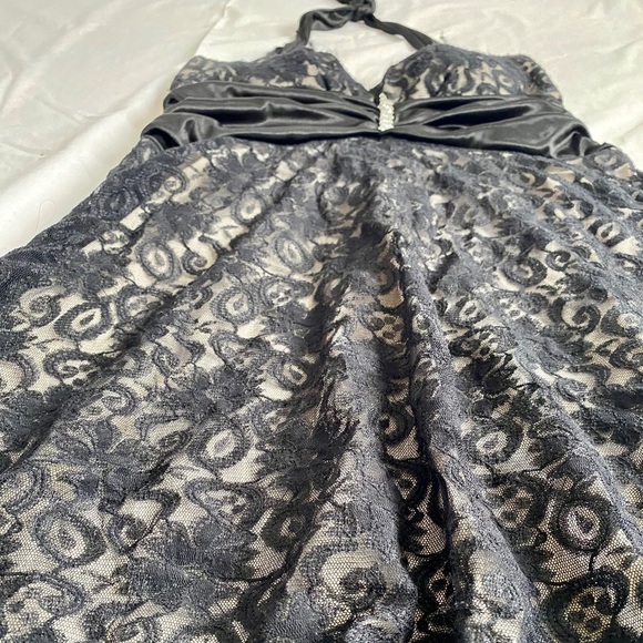 Halter neck black dress - Picture 2 of 7